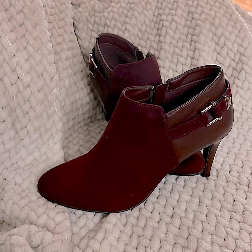 Size 8 burgundy suede booties with gold buckle. Heel stilettos.